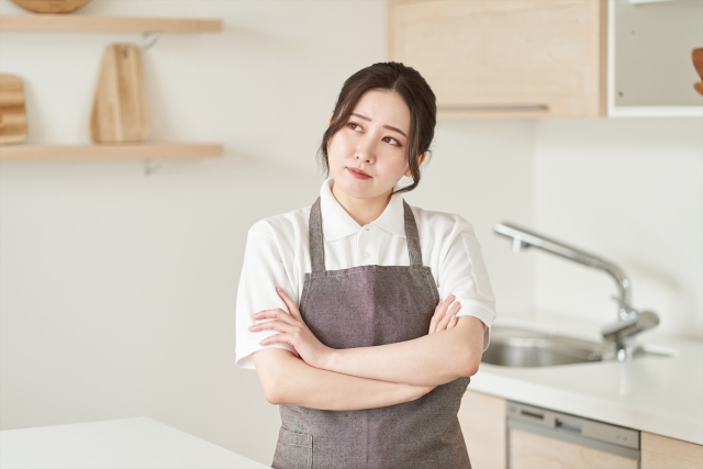 腕組をする女性